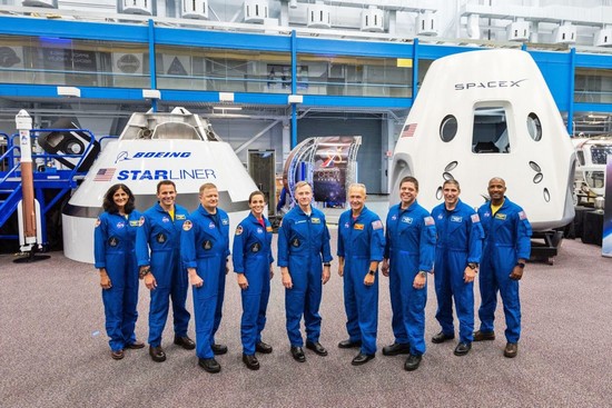 Kdo jsou astronauti NASA pro první mise s loděmi od SpaceX a Boeingu?