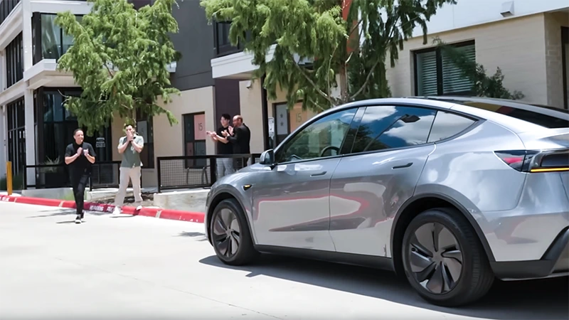 Tesla poprvé autonomně doručila vůz novému zákazníkovi