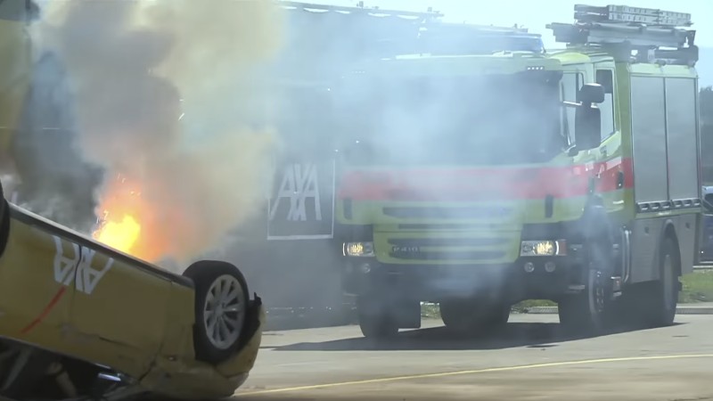 AXA se omluvila za zmanipulovaný požár Tesly, který měl ukázat nebezpečí EV