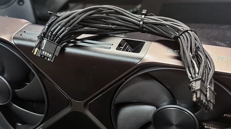 Nový případ tavících se kabelů u GeForce RTX 5090, uživatel použil 12VHPWR