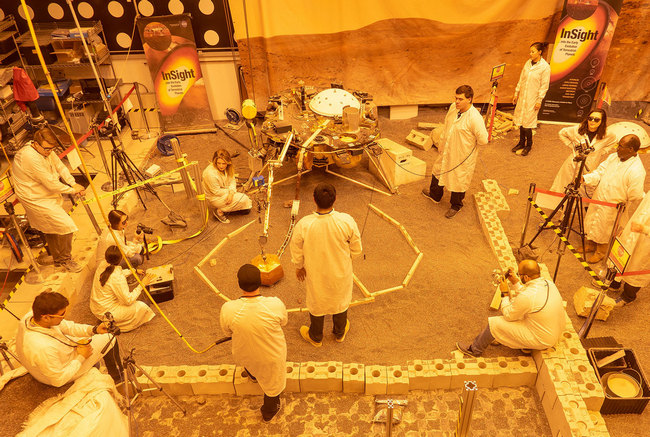InSight si bezpečně odložil první marťanský seismograf