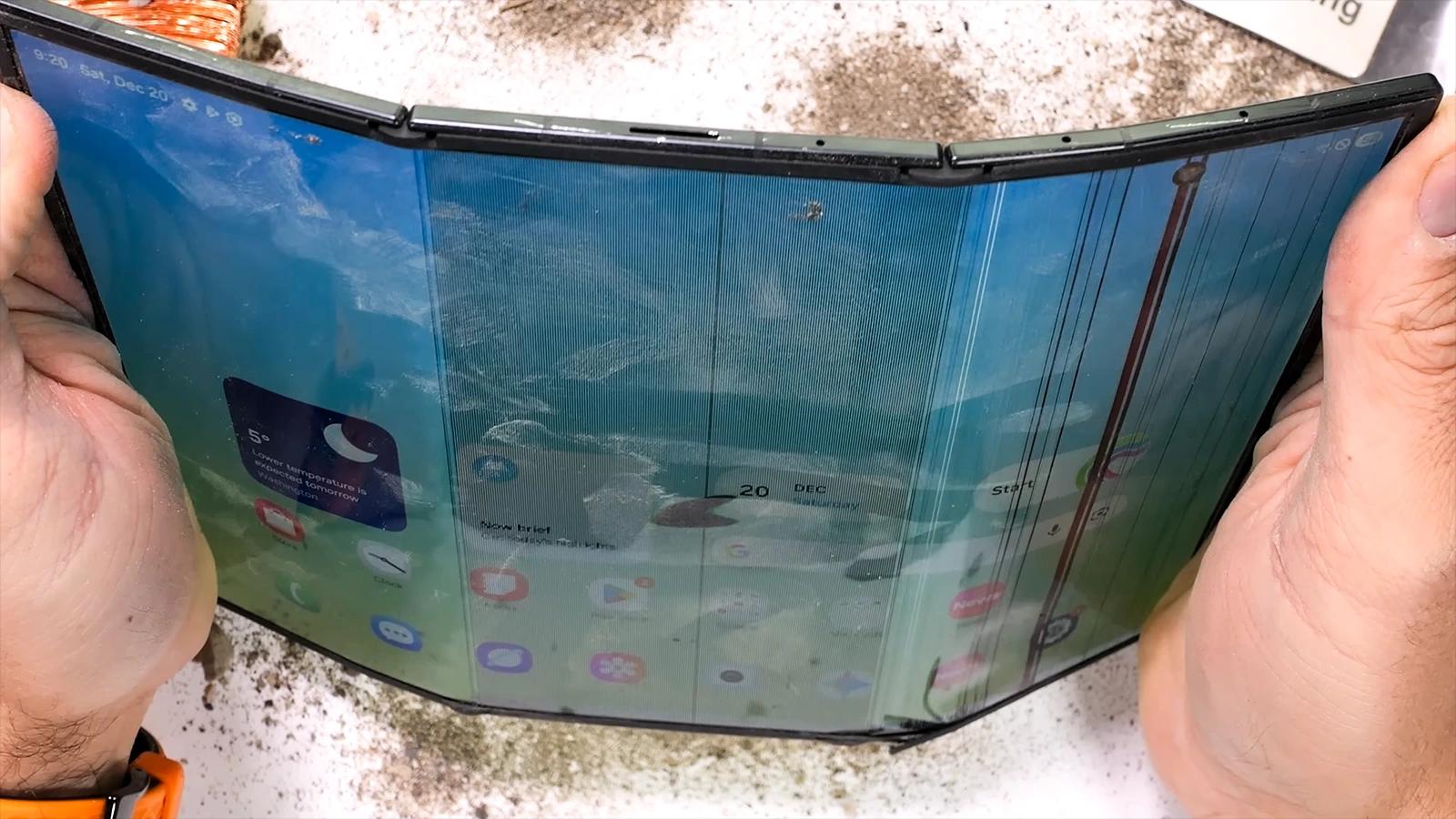 JerryRigEverything zkusil Galaxy TriFold: jak rychle se poškrábe a zlomí?