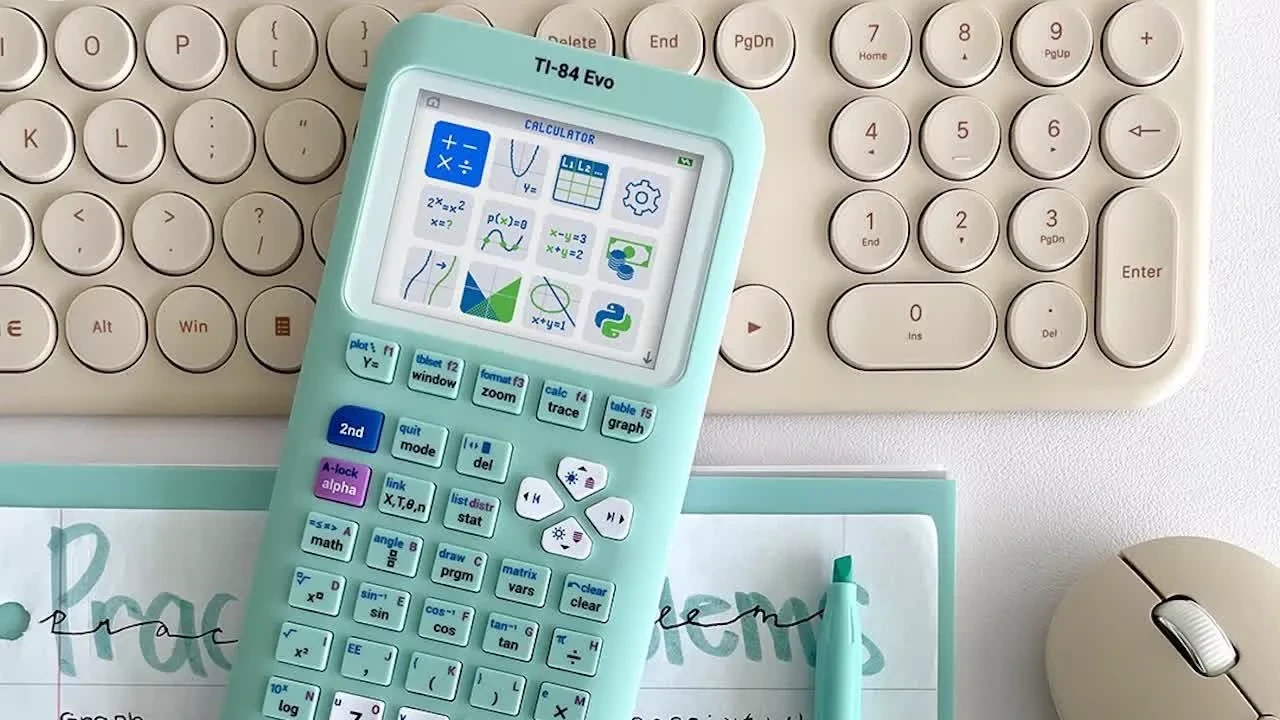 Kalkulačka Texas Instruments TI-84 Evo má USB-C a zrychluje, CPU běží na 156 MHz