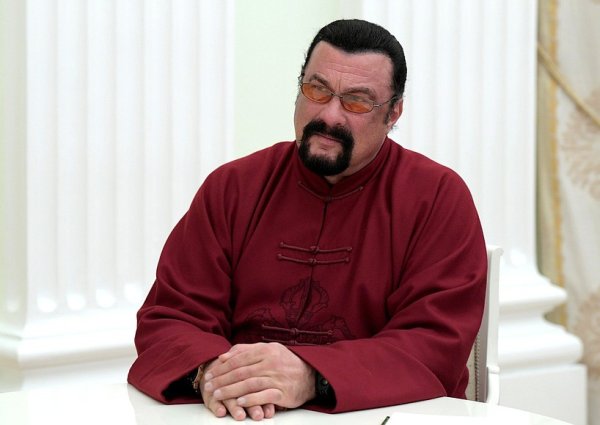 Steven Seagal dostal pokutu 314.000 USD za propagaci podvodné kryptoměny