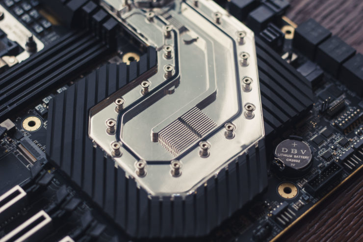 EVGA SR-3 DARK: majestátní deska pro LGA 3647 už posloužila pro rekordy