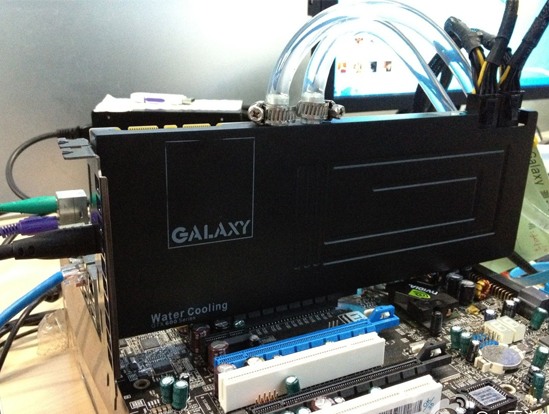 Galaxy má jednoslotovou GeForce GTX 680 s vodním blokem
