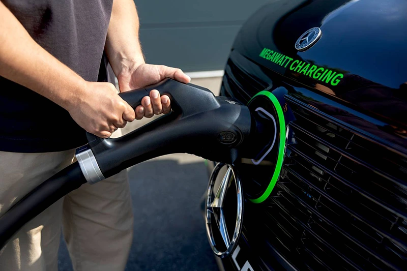 Mercedes-Benz testuje ELF, velké MPV s bezdrátovým, solárním i 1MW drátovým nabíjením