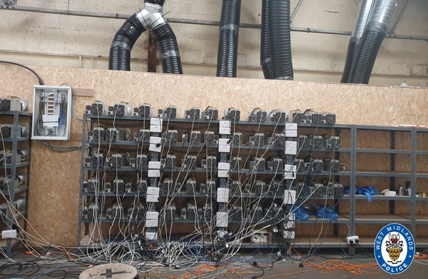 Místo pěstírny konopí objevila policie nelegální těžbu bitcoinu