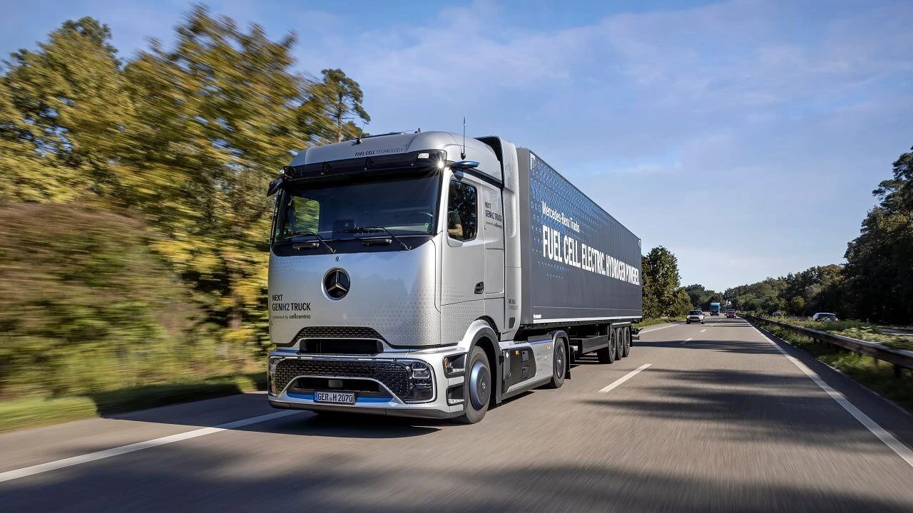 Dopravce Dachser nasazuje Mercedesy NextGenH2 na kapalný vodík