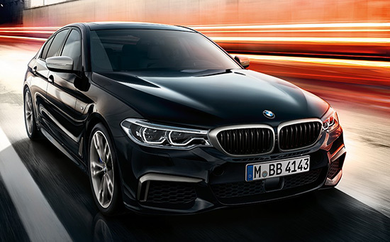 Ukradené BMW zamklo zloděje, musel počkat na policii