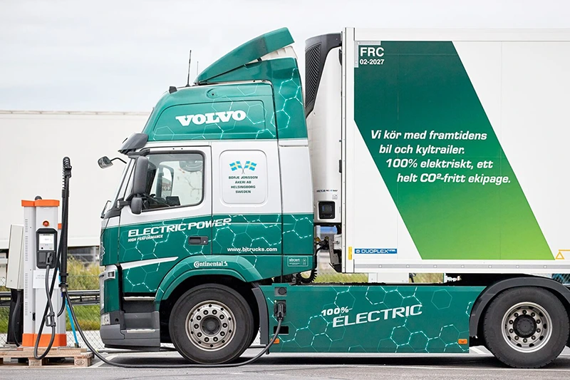Vydrží Li-Ion baterie v e-trucku 500 tisíc km? Volvo jezdilo 2 roky skoro 1000 km denně