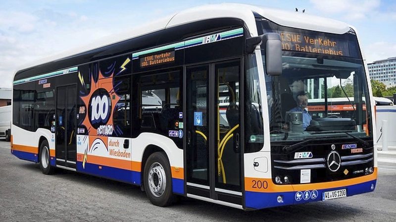 Mercedes-Benz dodal Wiesbadenu 100. elektrobus eCitaro se solid-state bateriemi