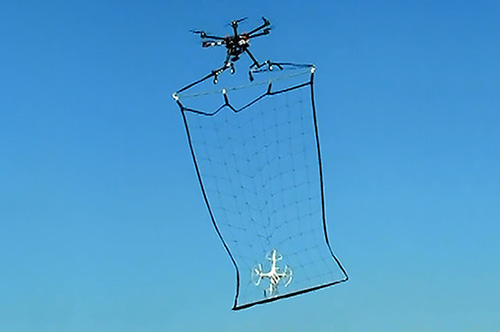 Tokio bude odchytávat drony pomocí speciálních dronů do sítí