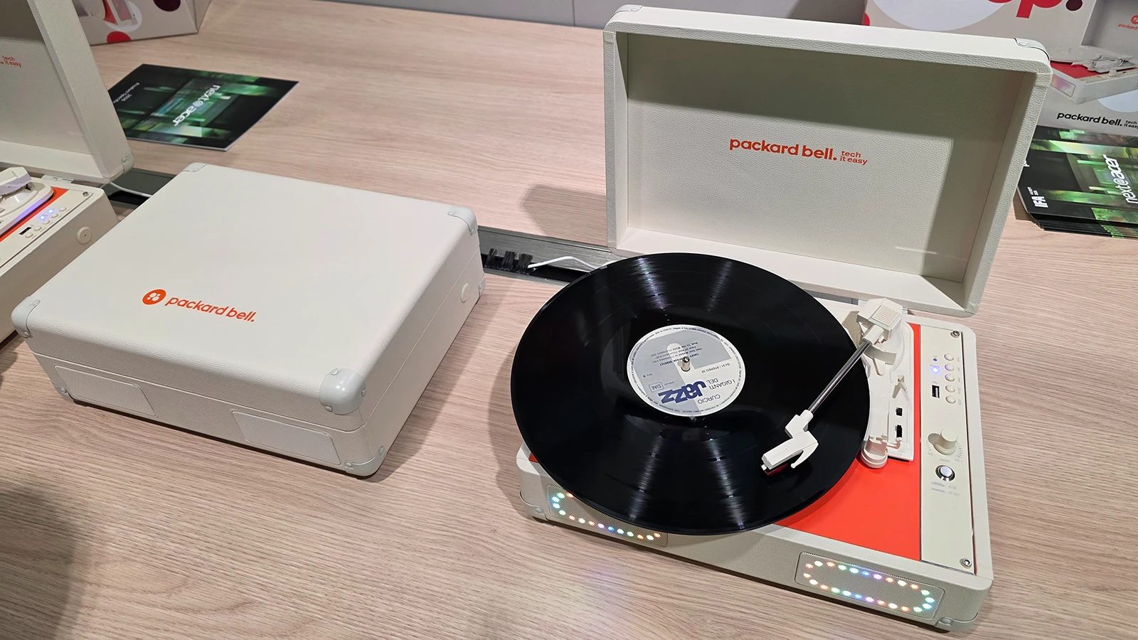 Acer oživuje Packerd Bell, přináší gramofon DotLoop
