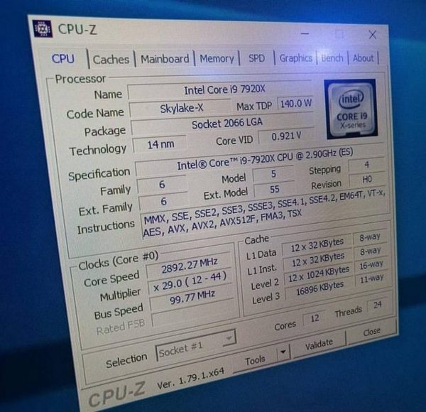 Core i9-7920X: oficiální specifikace ukazují nízké takty
