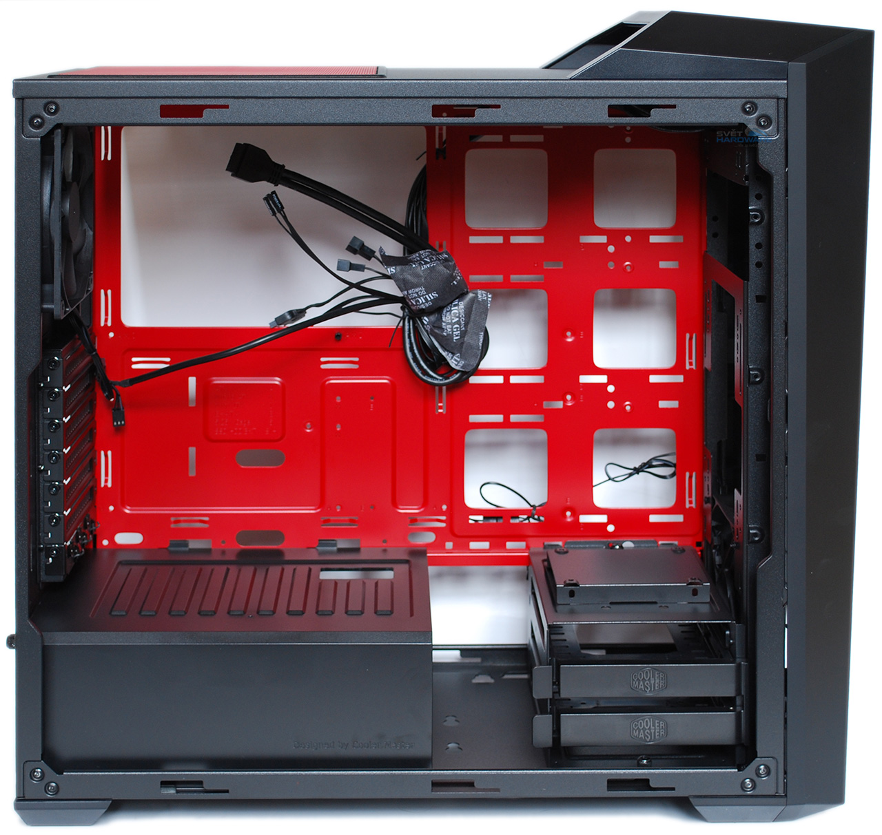 CM MasterBox 5t: prostorná a moderní