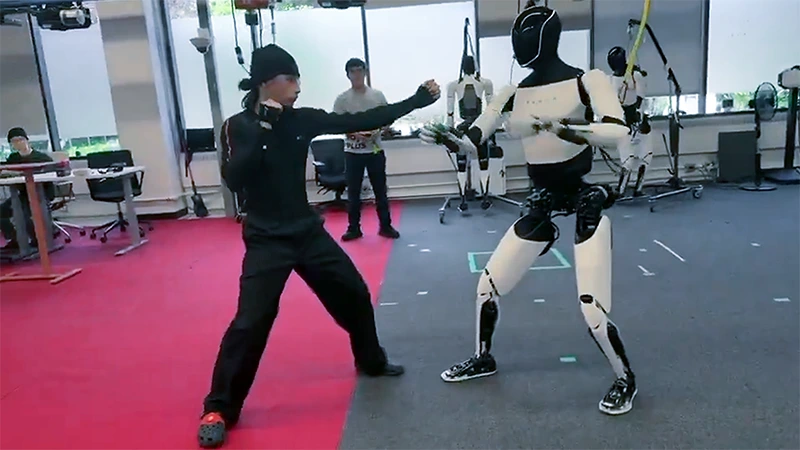 Robot Tesla optimus demonstroval, že ovládá kung fu