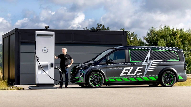 Mercedes-Benz testuje ELF, velké MPV s bezdrátovým, solárním i 1MW drátovým nabíjením