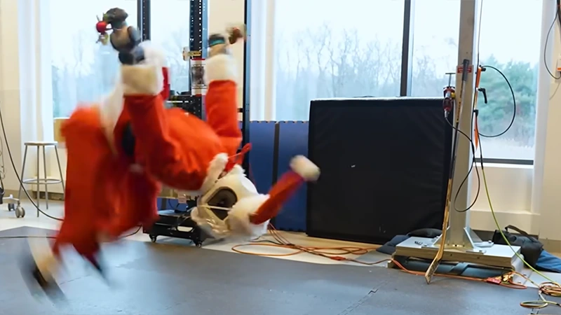 Boston Dynamics ukázal elektrického Santu, robot Atlas dělá salto vzad