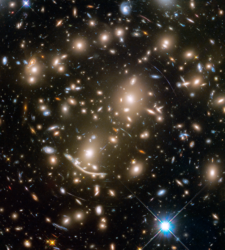Hubble se podíval na vzdálený vesmír skrz galaktickou čočku