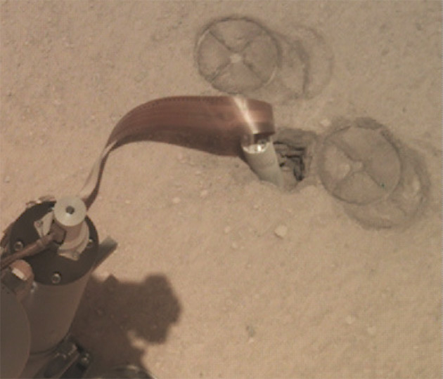 Krtek modulu InSight vyskočil z díry a NASA řeší, co dál