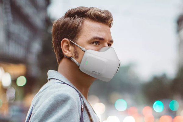 LG uvádí masku s ventilátory na baterky: PuriCare Wearable Air Purifier
