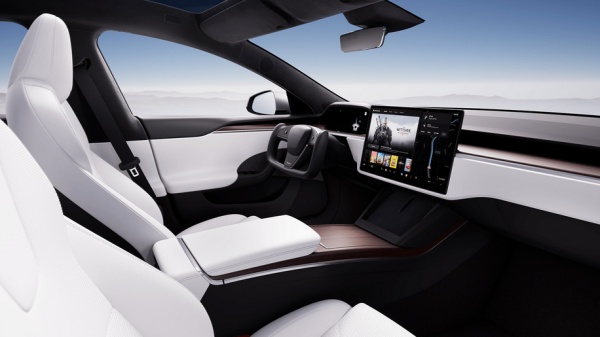 Elon Musk přece jen změnil názor, Model S dostává zpět kulatý volant