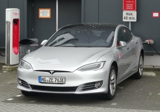 Mladý 19letý hacker se dostal do 25 Tesel ve 13 různých státech