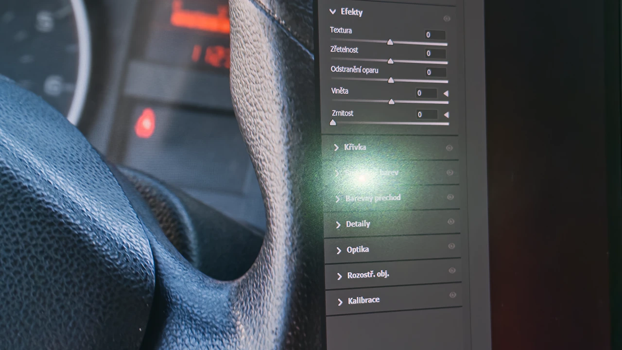 Odlesky na BenQ PD2720U