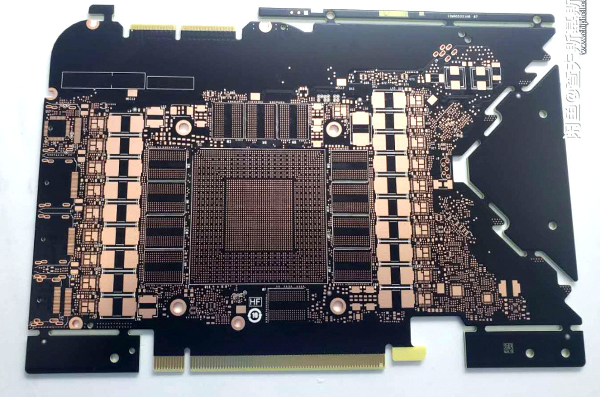 Fotografie PCB karty RTX 3090 ukazují efektivní využití místa