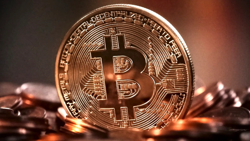 Kryptoměna Bitcoin spadla z historického maxima o 50 %