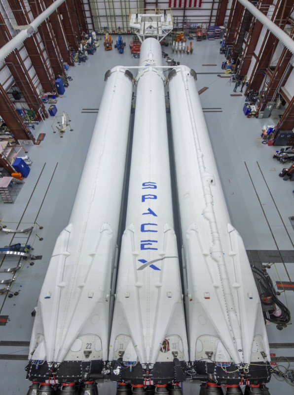 Elon Musk konečně ukázal těžkou raketu Falcon Heavy