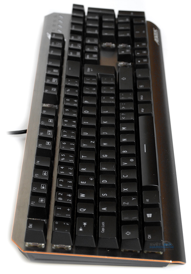 Aorus K7: hliníková mechanika v RGB barvách