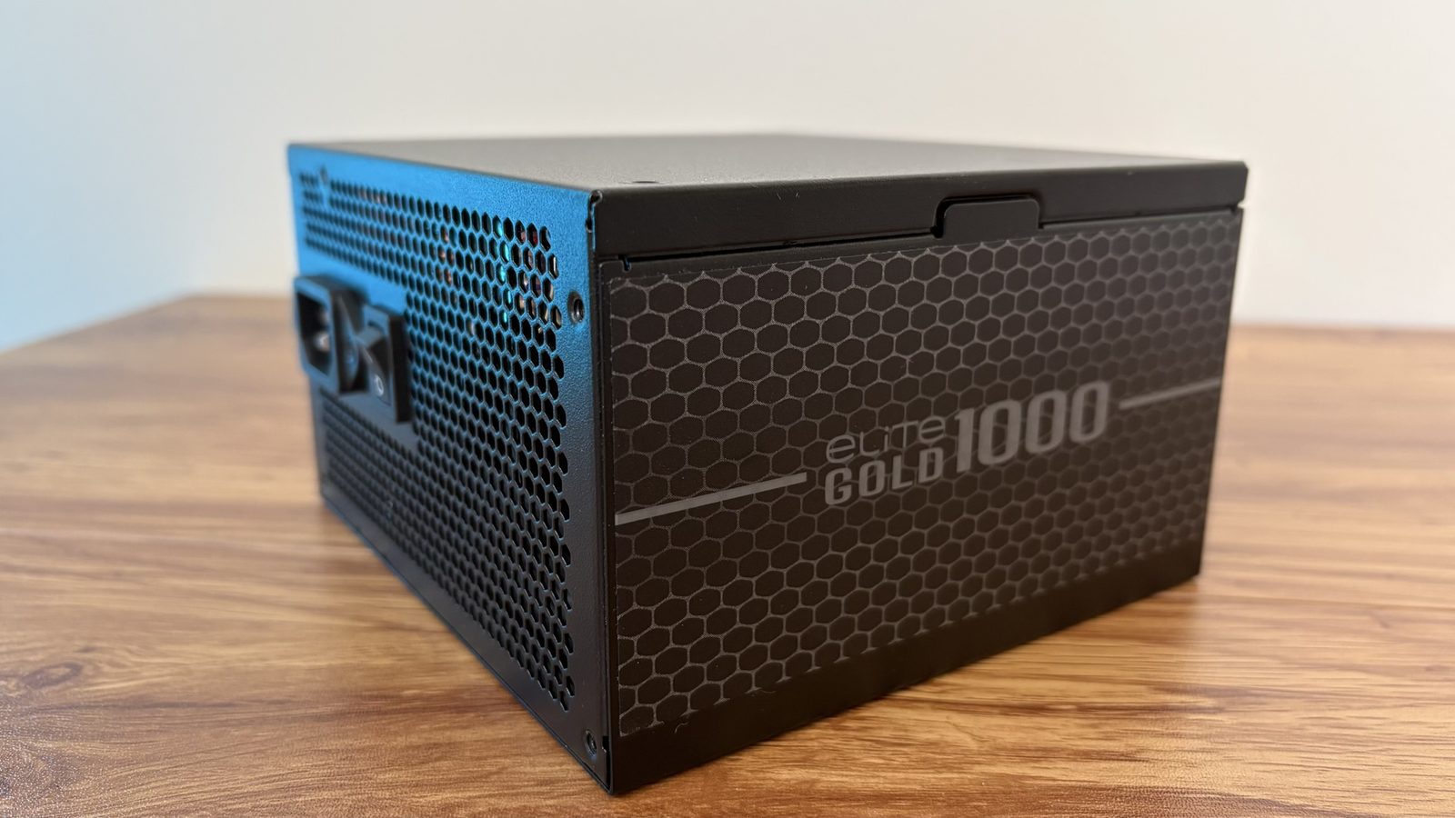 Cooler Master ELITE Gold napájecí zdroje nabízí výborný mix vlastností a funkcí pro mainstreamové sestavy.