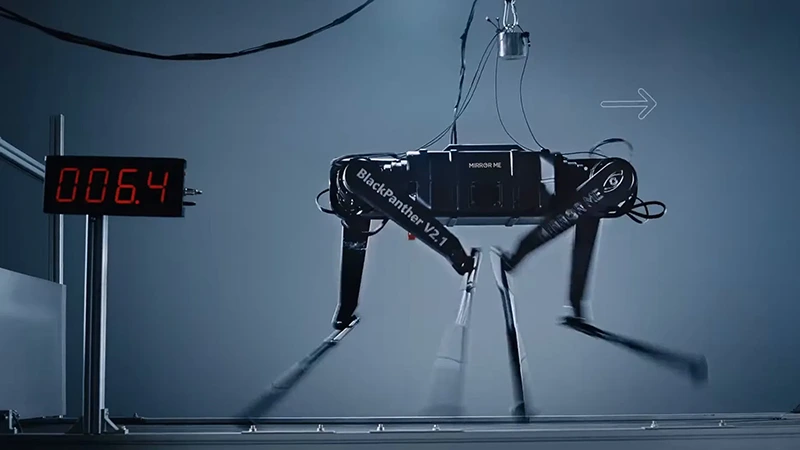 Čínský robot Black Panther II zvládne uběhnout 100 metrů za 13,17 sekundy