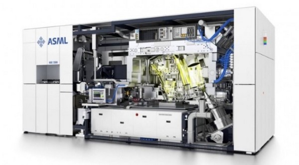 Zájem o EUV roste, ASML zvyšuje o čtvrtinu své tržby