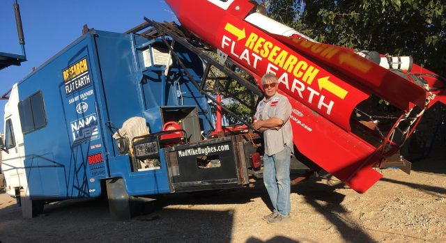Zastánce teorie ploché Země se vystřelí raketou do výšky jedné míle