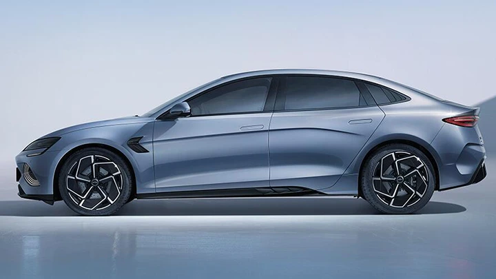 BYD Seal zlevnil v Číně až o 11 % na 565 tisíc Kč. Za kolik by mohl být v Evropě?