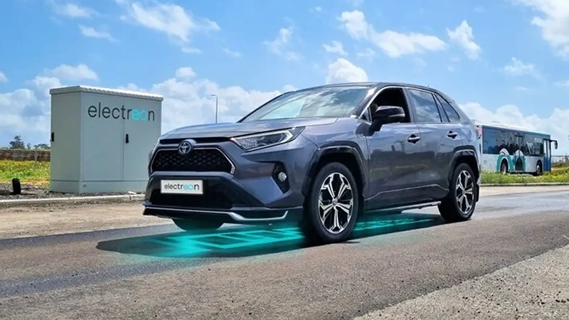 Toyota RAV4 ujela na elektřinu téměř 2000 km s bezdrátovým nabíjením Electreon