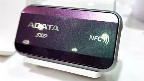 adata-na-computexu-ukazala-urban-tapsafe-ssd-odemyka-se-pres-nfc-telefonem