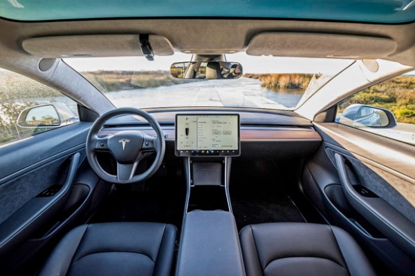 Tesla začíná s monitorováním pozornosti řidiče pomocí kamer