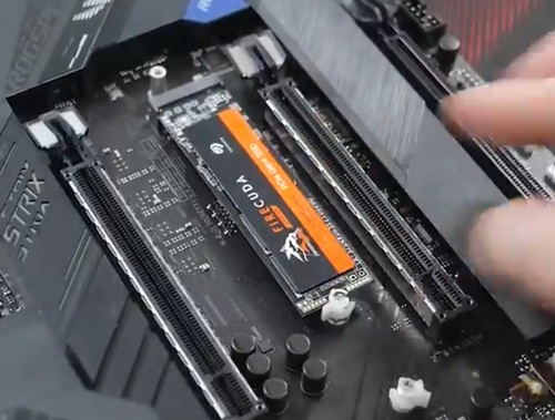 Asus zjednodušil montážní systém pro M.2 SSD a jiné karty