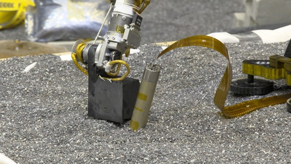 Krtek modulu InSight vyskočil z díry a NASA řeší, co dál