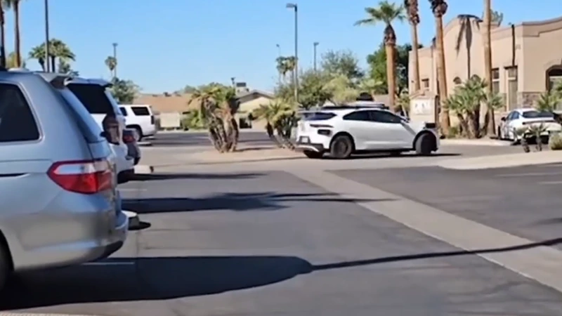 Autonomní robotaxi Waymo se zaseklo na kruhovém objezdu, objelo ho 37krát