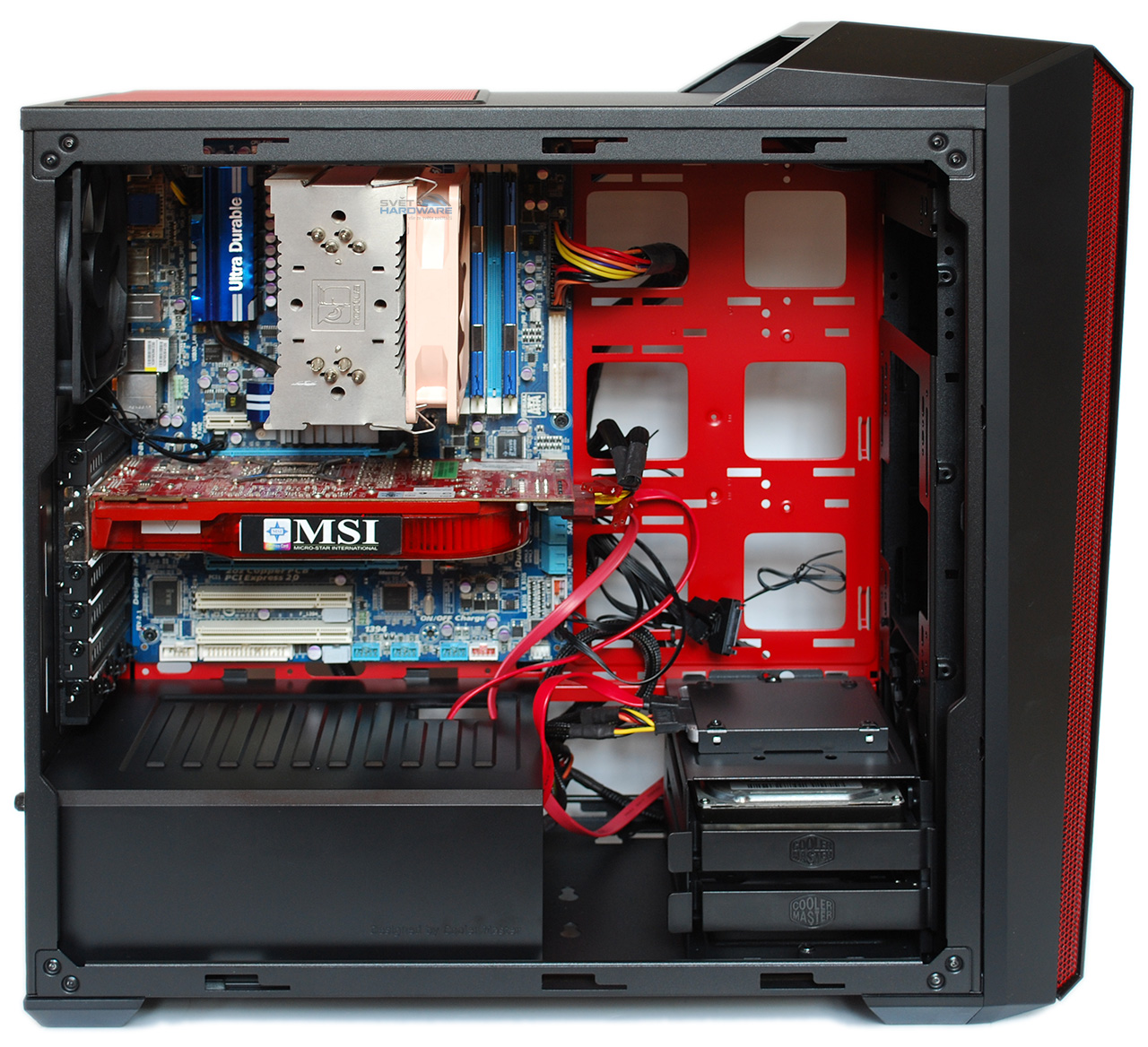 CM MasterBox 5t: prostorná a moderní