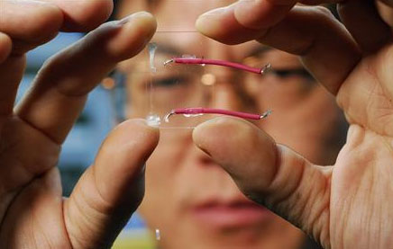 Nanogenerátory elektřiny míří do našeho oblečení