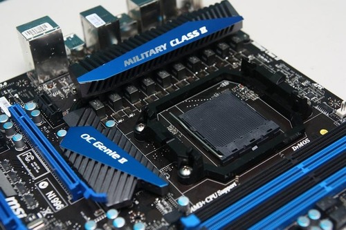 MSI 990FXA-GD80 se socketem AM3+ v detailech