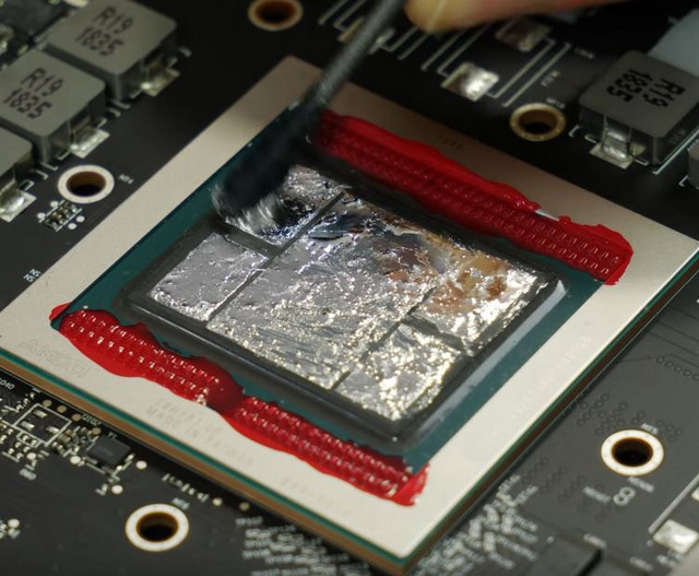 Radeon VII dostal tekutý kov pro chlazení, polepšil si?