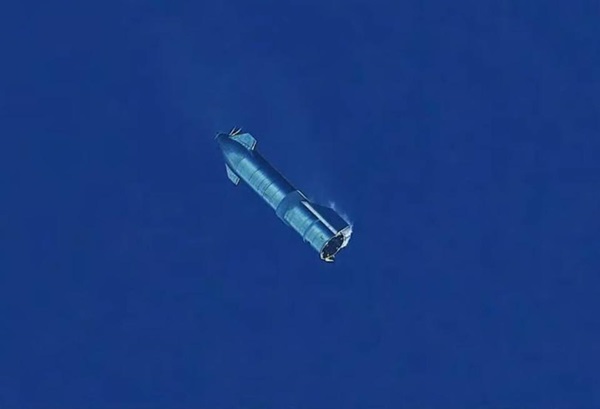 Test Starship SN8 byl úspěšný, i když raketa při přistání explodovala