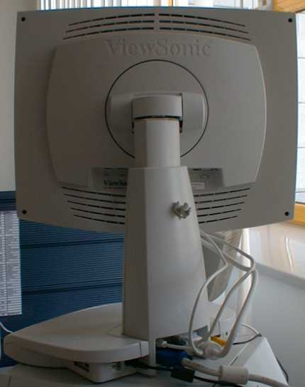 Vybalujeme LCD monitor ViewSonic VP151